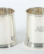 Silverware. Zwei variierende Henkelbecher London & Sheffield, …