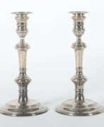Silverware. Paar einflammige Kerzenleuchter William Comyns & S…