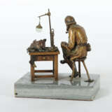 Bildhauer des 19./20. Jh ''Schuhmacher'', Bronze p… - Foto 2