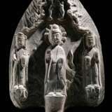 Kalksteinrelief mit Buddha und zwei Bodhisattva vor einer Mandorla - photo 1
