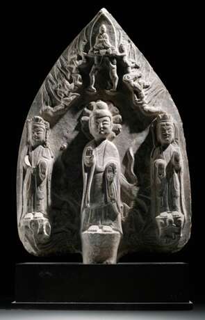 Kalksteinrelief mit Buddha und zwei Bodhisattva vor einer Mandorla - Foto 1