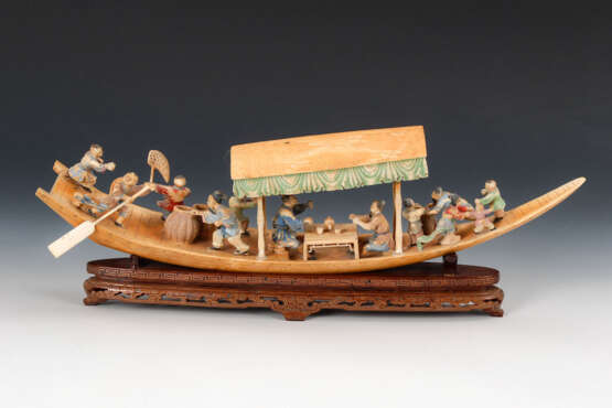 Farbiges Elfenbeinschiff mit Holzsockel - Foto 1