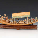 Farbiges Elfenbeinschiff mit Holzsockel - Foto 1