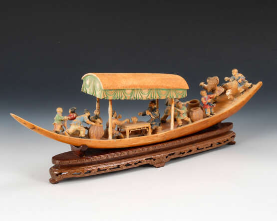 Farbiges Elfenbeinschiff mit Holzsockel - Foto 4