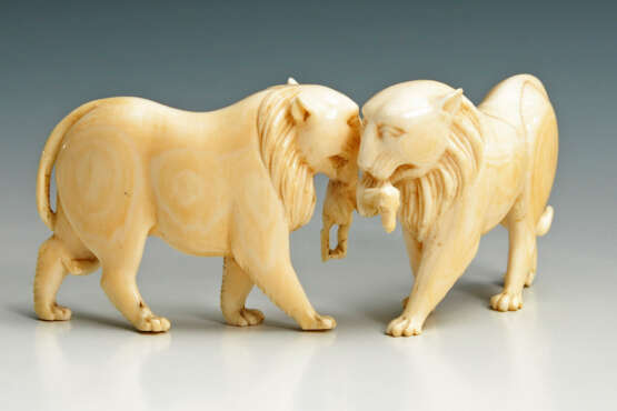 2 Löwen mit Beutefragmenten. - фото 2