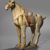 Feines 'sancai'-glasiertes Pferd mit strohfarbenem Grund - Foto 1