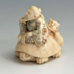 Netsuke - zwei Figuren auf Schildkröte.