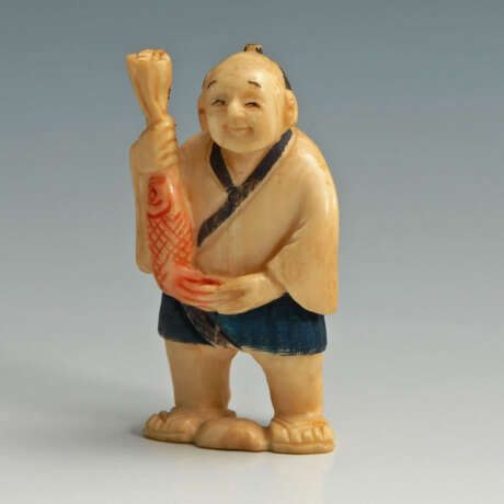 Netsuke - Figur mit rotem Fisch. - Foto 1