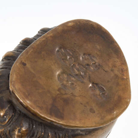 Buddha mit Gefäß - Bronze. - фото 2