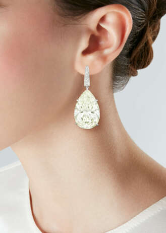 A PAIR OF IMPRESSIVE DIAMOND PENDANT EARRINGS - photo 2