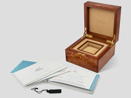 BREGUET, HEAVY WHITE GOLD ALARM 'MARINE ROYALE' WITH DATE, REF. 5847BB - photo 4 BREGUET, HEAVY WHITE GOLD ALARM 'MARINE ROYALE' WITH DATE, REF. 5847BB - photo 4