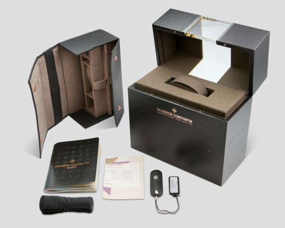 VACHERON CONSTANTIN, STAINLESS STEEL AND TITANIUM 'OVERSEAS DUAL TIME' WITH POWER RESERVE AND DATE, REF. 47450/000W-9511 - photo 4 VACHERON CONSTANTIN, STAINLESS STEEL AND TITANIUM 'OVERSEAS DUAL TIME' WITH POWER RESERVE AND DATE, REF. 47450/000W-9511 - photo 4