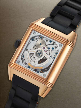 JAEGER-LECOULTRE, LIMITED EDITION PINK GOLD REVERSIBLE DUAL TIME 'REVERSO SQUADRA HOMETIME' WITH DATE AND DAY/NIGHT INDICATION, REF. Q7002671 / 230.2.77 - photo 4 JAEGER-LECOULTRE, LIMITED EDITION PINK GOLD REVERSIBLE DUAL TIME 'REVERSO SQUADRA HOMETIME' WITH DATE AND DAY/NIGHT INDICATION, REF. Q7002671 / 230.2.77 - photo 4