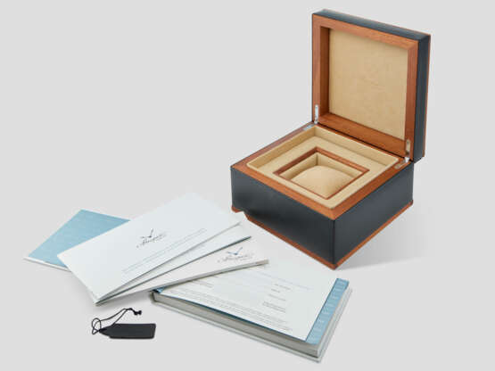 BREGUET, LARGE AND HEAVY PINK GOLD DUAL TIME FLYBACK CHRONOGRAPH 'TYPE XXII' WITH DATE AND 24-HOUR INDICATION, REF. 3880BR - Foto 4