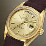 ROLEX, YELLOW GOLD 'DAY-DATE' WITH 'BARK-FINISH' BEZEL, REF. 1807 - photo 2