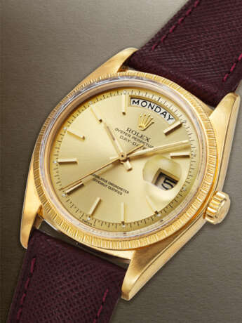 ROLEX, YELLOW GOLD 'DAY-DATE' WITH 'BARK-FINISH' BEZEL, REF. 1807 - photo 2