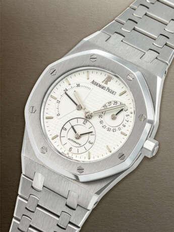 AUDEMARS PIGUET, SPORTY AND ATTRACTIVE STAINLESS STEEL DUAL TIME 'ROYAL OAK' WITH POWER RESEREVE AND DATE, REF. 25730ST - photo 2