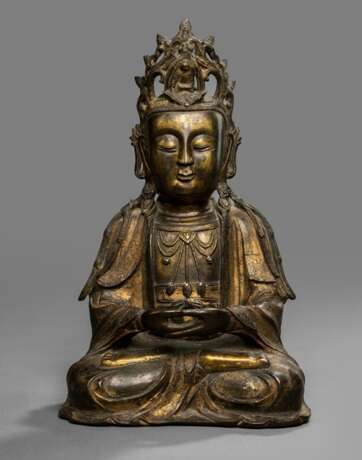 Partiell feuervergoldete Bronze des Guanyin im Meditationssitz - Foto 1