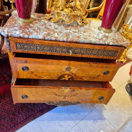 Pair of commodes in the Louis XV style marquetry and gilt bronze 19th century Wood 19th century - photo 6