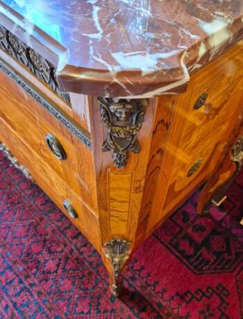 Pair of commodes in the Louis XV style marquetry and gilt bronze 19th century Wood 19th century - photo 17