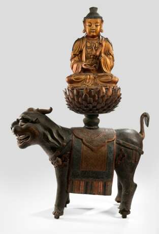 Sehr seltene und große Figur des Guanyin auf einem Löwen aus Trockenlack - фото 1