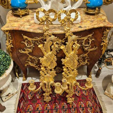 Pair of two-light gilded wood wall sconces in the Louis XVI style 19th century Lackiertes Holz 19th century - Foto 2