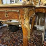 Large Louis XV style flat desk marquetry and gilt bronze 19th century work Naturholz 19th century - Foto 4