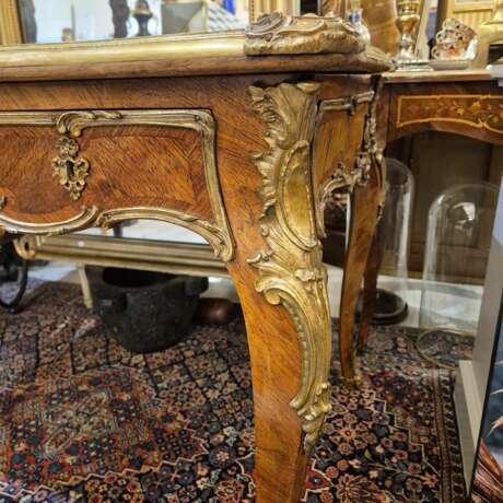Large Louis XV style flat desk marquetry and gilt bronze 19th century work Naturholz 19th century - Foto 4