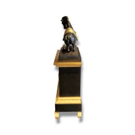 Empire Clock in representing a Horse and a Dog in Gilt Bronze 19th Century Bronze Empire 19th century - photo 3