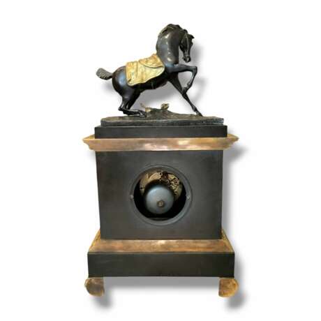 Empire Clock in representing a Horse and a Dog in Gilt Bronze 19th Century Bronze Empire 19th century - photo 5