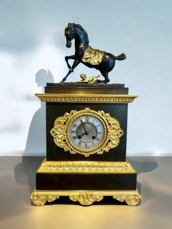 Empire Clock in representing a Horse and a Dog in Gilt Bronze 19th Century Bronze Empire 19th century - photo 6