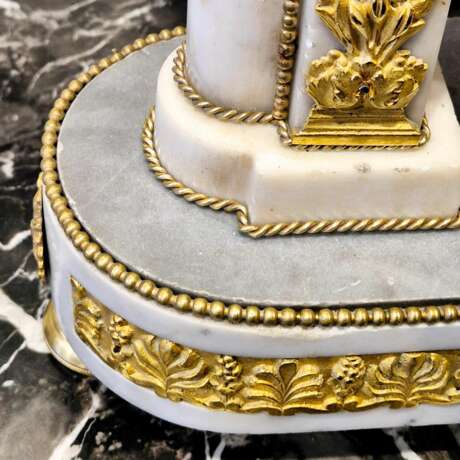 Empire period portico clock in white marble and gilt bronze 19th century Bronze Empire 19th century - Foto 5