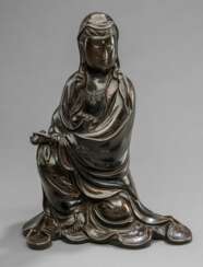 Bronze des Guanyin mit Silbereinlagen im Shisou-Stil