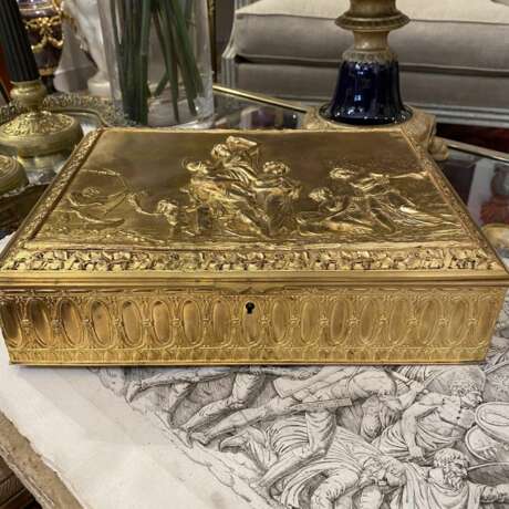 19th Century Gilt Bronze Jewelry Box depicting Lovers from Classical Antiquity Bronze Napoleon III 19th century - photo 2
