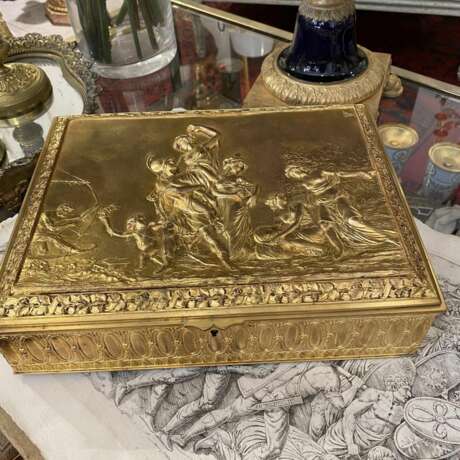 19th Century Gilt Bronze Jewelry Box depicting Lovers from Classical Antiquity Bronze Napoleon III 19th century - photo 3