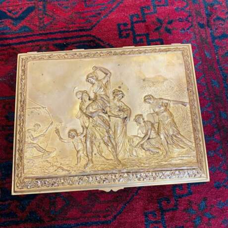 19th Century Gilt Bronze Jewelry Box depicting Lovers from Classical Antiquity Bronze Napoleon III 19th century - photo 4