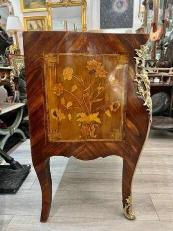Curved Louis XV Sauteuse Commode in Floral Marquetry 18th Century Bois naturel 18th century - photo 5