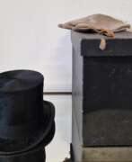 Cuir. Antique cylinder in original box