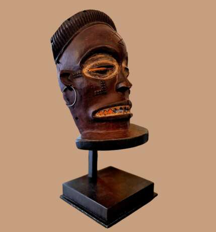Tchokw&eacute; mask from Angola in wood and pigments - Circa 1900 Ceramics 20th century - photo 1
