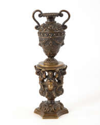 Bronze-Vase auf figürlichem Bronze-Sock