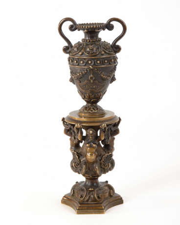 Bronze-Vase auf figürlichem Bronze-Sock - Foto 1