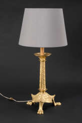 Tischlampe mit Neoromanik-Bronzeleuchte