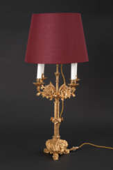 Tischlampe mit Neoromanik-Bronzeleuchte