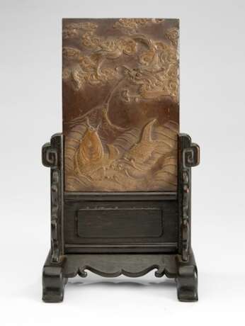 Duan-Stein mit Drachen- und Fischdekor als Tischstellschirm montiert - Foto 1