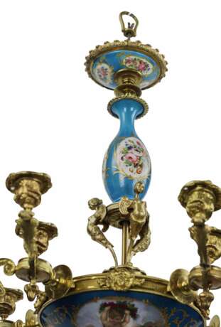 Lustre &agrave; 15 bougies de style Louis XVI. S&egrave;vres. Polychrome gilt Late 19th century - photo 4