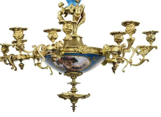 Lustre &agrave; 15 bougies de style Louis XVI. S&egrave;vres. Polychrome gilt Late 19th century - photo 6