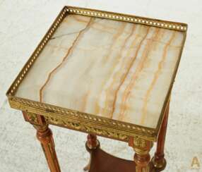 Table de style Louis XVI. France. 20e si&egrave;cle 