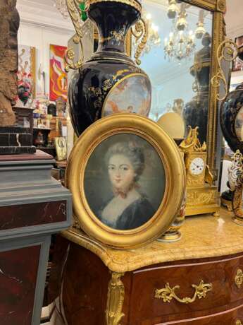 Portrait of a young woman in an gilt oval frame pastel drawing 18th century oil painting 18th century - photo 3