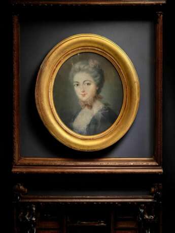 Portrait of a young woman in an gilt oval frame pastel drawing 18th century oil painting 18th century - photo 6