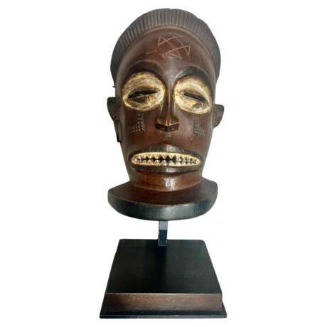 Tchokw&eacute; mask from Angola in wood and pigments - Circa 1900 Ceramics 20th century г. - фото 1